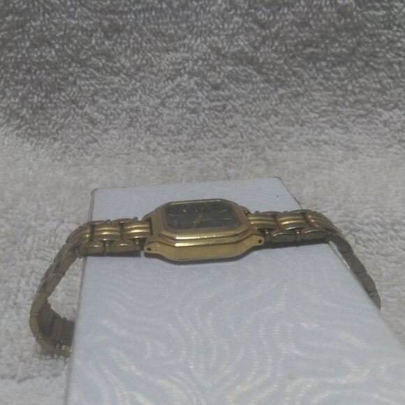 Seiko Quartz Tank Dress Watch V401-5250 Women Black Dial  Seiko Quartz Tank Dress Watch V401-5250 Women Black Dial Gold Bracelet New Bat !
